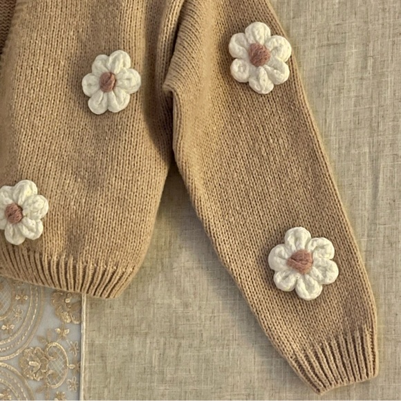 HANDMADE FLOWER KNIT SWEATER - Picture 6 of 6